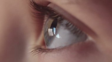 İnsan gözü yakın çekim. Makro fotoğrafçılık. 4k