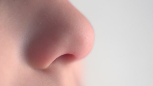 Le nez du bébé se referme. Macro Vidéo 4K Séquence Vidéo