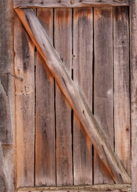 Beyaz arka planı olan eski ahşap çit.