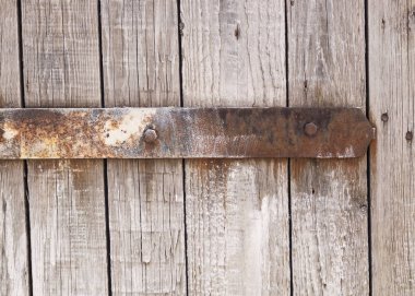 Ahşap saplı paslı metal çit.