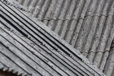 Eski paslı metal çatı