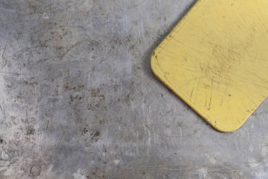 Gri bir demir uçağın plastik mutfak tahtası. Üst görünüm