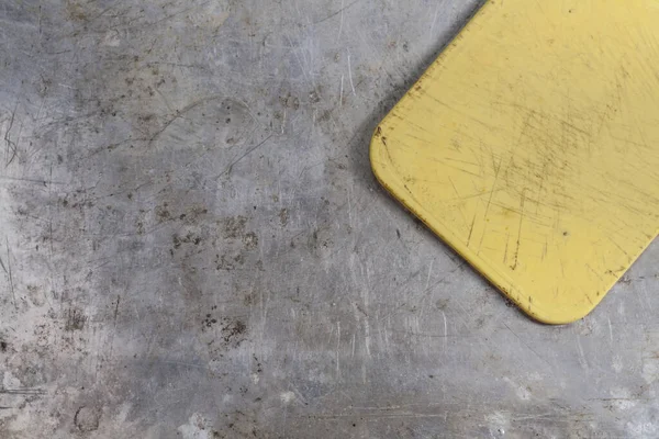 Gri bir demir uçağın plastik mutfak tahtası. Üst görünüm