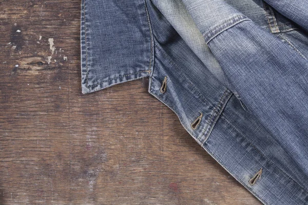 Chaqueta Mezclilla Azul Sobre Una Mesa Madera Marrón Vista Desde —  Fotos de Stock