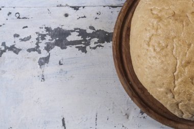 Ev yapımı kekler, ahşap mutfak tezgahında yuvarlak ekmek.. 