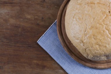Ev yapımı kekler, ahşap mutfak tezgahında yuvarlak ekmek.. 