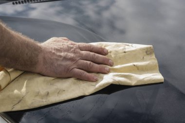Rubbing the car after washing to dry 