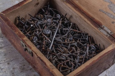 Gri demir bir masa üzerinde demir kilidi olan eski, eski bir tahta kutu. 