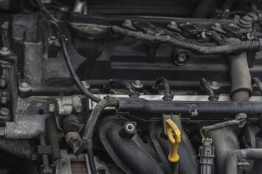 Arabanın yağını değiştirmek, arabanın motorundaki yağı kontrol etmek... 