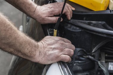 Bir arabada motorun durumunu kontrol etme ve teşhis etme süreci 