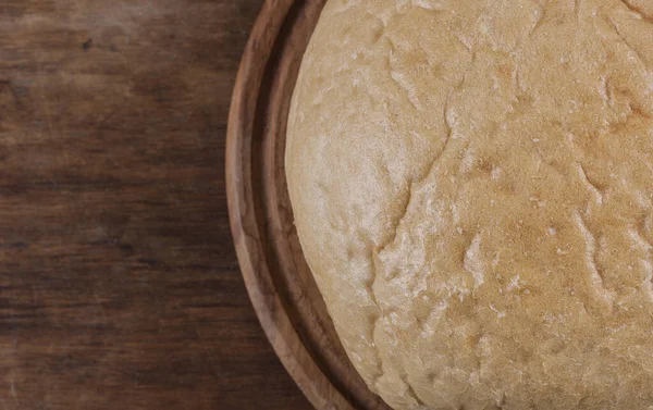 Ev yapımı kekler, ahşap mutfak tezgahında yuvarlak ekmek.. 