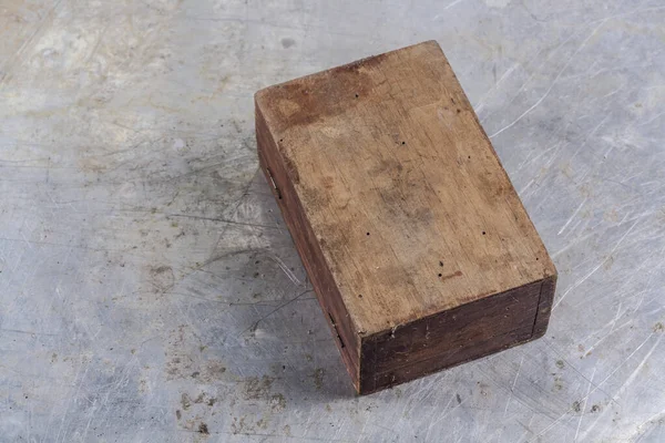 グレーの鉄のテーブルの上に鉄ロック付きの古いヴィンテージの木の箱 — ストック写真