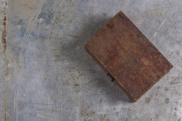 グレーの鉄のテーブルの上に鉄ロック付きの古いヴィンテージの木の箱 — ストック写真