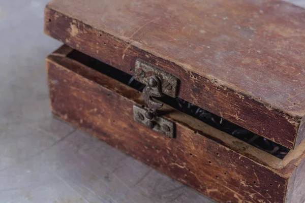 Παλιό Ξύλινο Κουτί Αντίκα Σιδερένια Κλειδαριά Γκρι Σιδερένιο Τραπέζι — Φωτογραφία Αρχείου