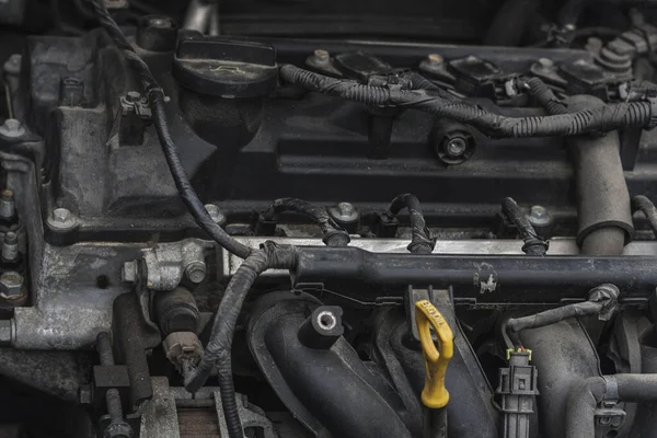 Arabanın yağını değiştirmek, arabanın motorundaki yağı kontrol etmek... 