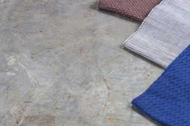 Mutfak havluları gri bir demir zemin arkaplan görünümünde. Yakın plan.