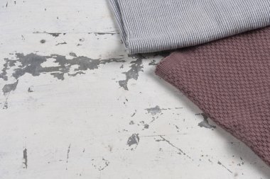 Mutfak havluları gri bir demir zemin arkaplan görünümünde. Yakın plan.