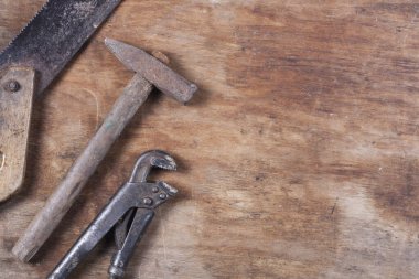 Eski inşaat aletleri. Ahşap bir masa üzerinde bir sürü pas ve çizik var.