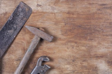 Eski inşaat aletleri. Ahşap bir masa üzerinde bir sürü pas ve çizik var.