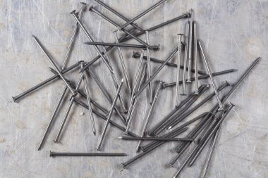 Birçok bina gri bir demir zemin üzerinde gri renkli çiviler yapıyor