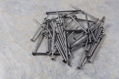 Birçok bina gri bir demir zemin üzerinde gri renkli çiviler yapıyor