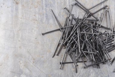 Birçok bina gri bir demir zemin üzerinde gri renkli çiviler yapıyor