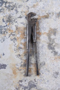 Eski inşaat aletleri. Gri demir bir masa üzerinde bir sürü pas ve çizik var. Yakın plan.