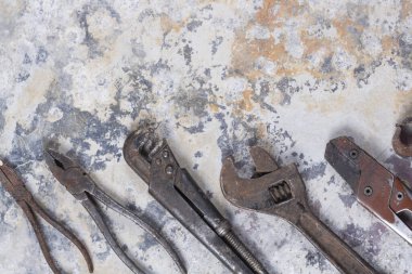 Eski inşaat aletleri. Gri demir bir masa üzerinde bir sürü pas ve çizik var. Yakın plan.