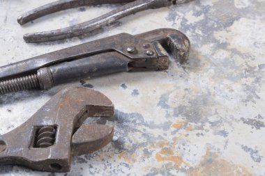 Eski inşaat aletleri. Gri demir bir masa üzerinde bir sürü pas ve çizik var. Yakın plan.