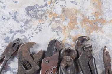 Eski inşaat aletleri. Gri demir bir masa üzerinde bir sürü pas ve çizik var. Yakın plan.