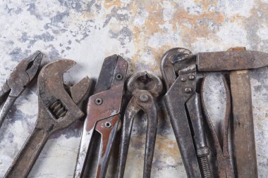 Eski inşaat aletleri. Gri demir bir masa üzerinde bir sürü pas ve çizik var. Yakın plan.