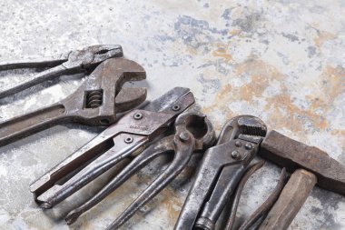 Eski inşaat aletleri. Gri demir bir masa üzerinde bir sürü pas ve çizik var. Yakın plan.