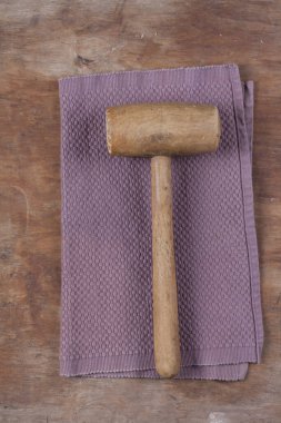 Eski mutfak gereçleri ahşap arkaplanı kapatır