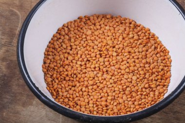 Kırmızı mercimek, beyaz bir alüminyum kasede yetişir. Üst görünüm