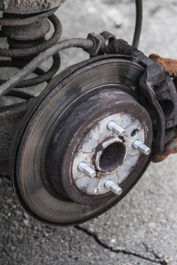 Yolcu vagonundaki disk frenlerinin tanısı ve bakımı. Fren diski, fren yastıklarının yenisi.