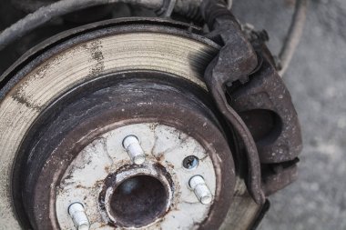 Hafif bir arabada fren sisteminin tamiri. Fren diski, fren yastığı değiştirme yakın plan