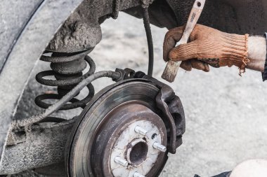 Yolcu vagonundaki disk frenlerinin tanısı ve bakımı. Fren diski, fren yastıklarının yenisi.