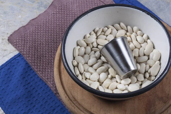 White Beans Close Aluminum White Plate Wooden Kitchen Table — Foto Stock