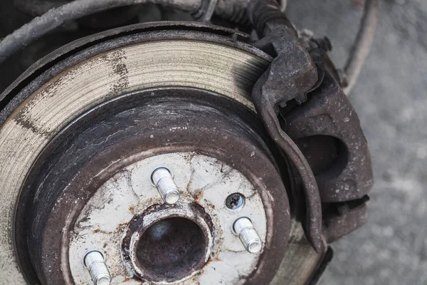 Hafif bir arabada fren sisteminin tamiri. Fren diski, fren yastığı değiştirme yakın plan