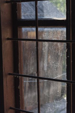 Paslı parmaklıkları olan eski bir ahır penceresi