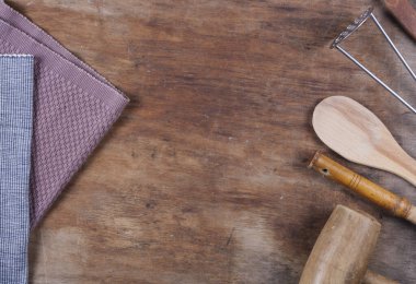 Kahverengi ahşap arka planda eski mutfak aletleri