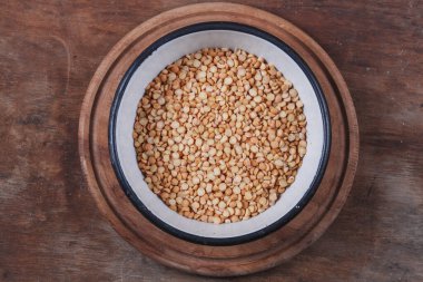 Çorba veya sağlıklı yemek yapmak için kuru portakallı bezelye.