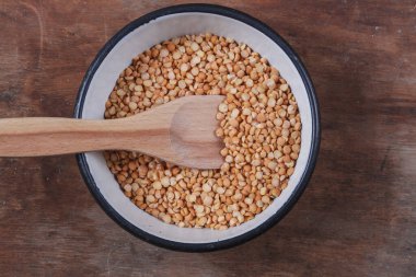 Çorba yapmak için kuru portakallı bezelyeler ya da beyaz alüminyum tabakta sağlıklı yiyecekler.