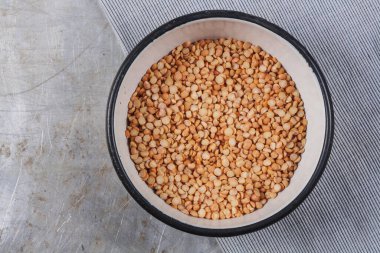 Çorba yapmak için kuru portakallı bezelyeler ya da beyaz alüminyum tabakta sağlıklı yiyecekler.