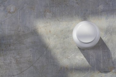 Beyaz plastik kavanoz ilaç ya da gri demir arka planda haplar için bir yazıt ya da logo için bir yer var.