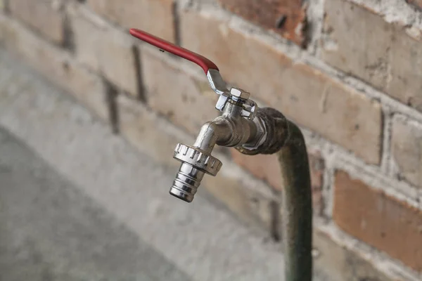 Aluminum Faucet Turn Water Red Switch Water Garden Greenhouse Plants — Foto de Stock