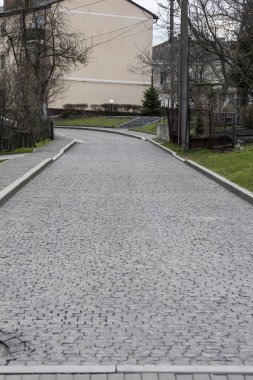 Eski şehrin manzarası, eski mahallede boş sokaklar bulutlu havada..