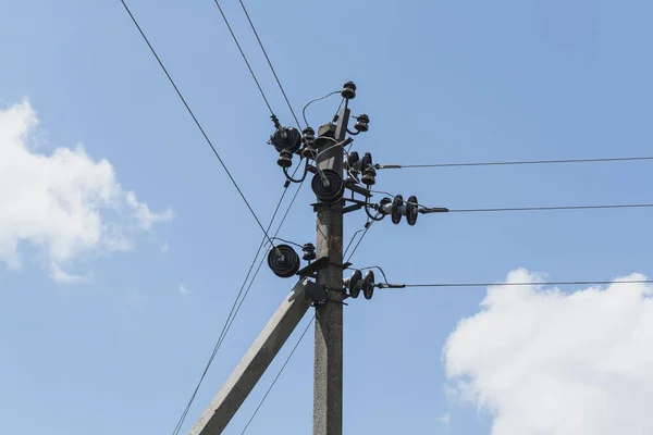 発電所 電気及び電気の輸送のための極 — ストック写真