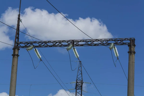 発電所 電気及び電気の輸送のための極 — ストック写真