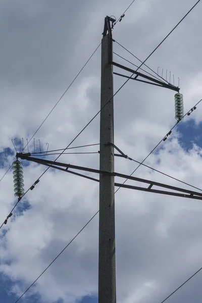 発電所 電気及び電気の輸送のための極 — ストック写真